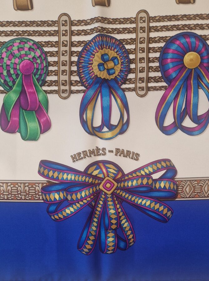 Détail des rubans multicolores et de la signature Hermès Paris sur le carré Les Rubans du Cheval.