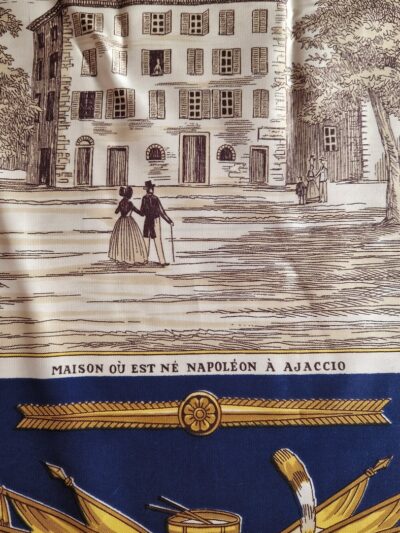 Foulard vintage Rhodia Napoléon Ajaccio signé Tana, fond bleu et or EN : Vintage Rhodia scarf Napoleon Ajaccio signed Tana, blue and gold
