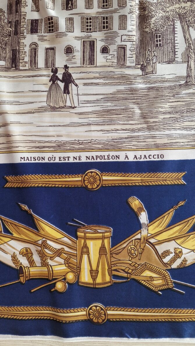 Foulard vintage « Maison où est né Napoléon à Ajaccio » – signé Tana – Image 3