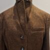 Col relevé avec patte cuir et boutons – veste Ralph Lauren (FR/EN: Raised collar with leather tab and buttons – Ralph Lauren jacket)