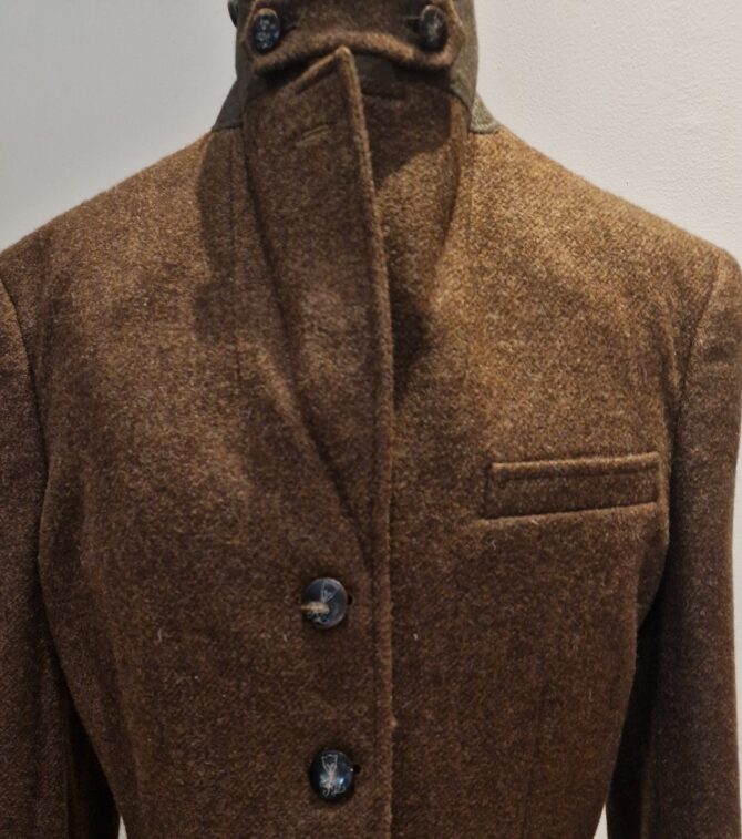 Col relevé avec patte cuir et boutons – veste Ralph Lauren (FR/EN: Raised collar with leather tab and buttons – Ralph Lauren jacket)