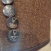 Gros plan boutons corne gravés RL tête de renard (FR/EN: Close-up of horn buttons engraved RL with fox head)