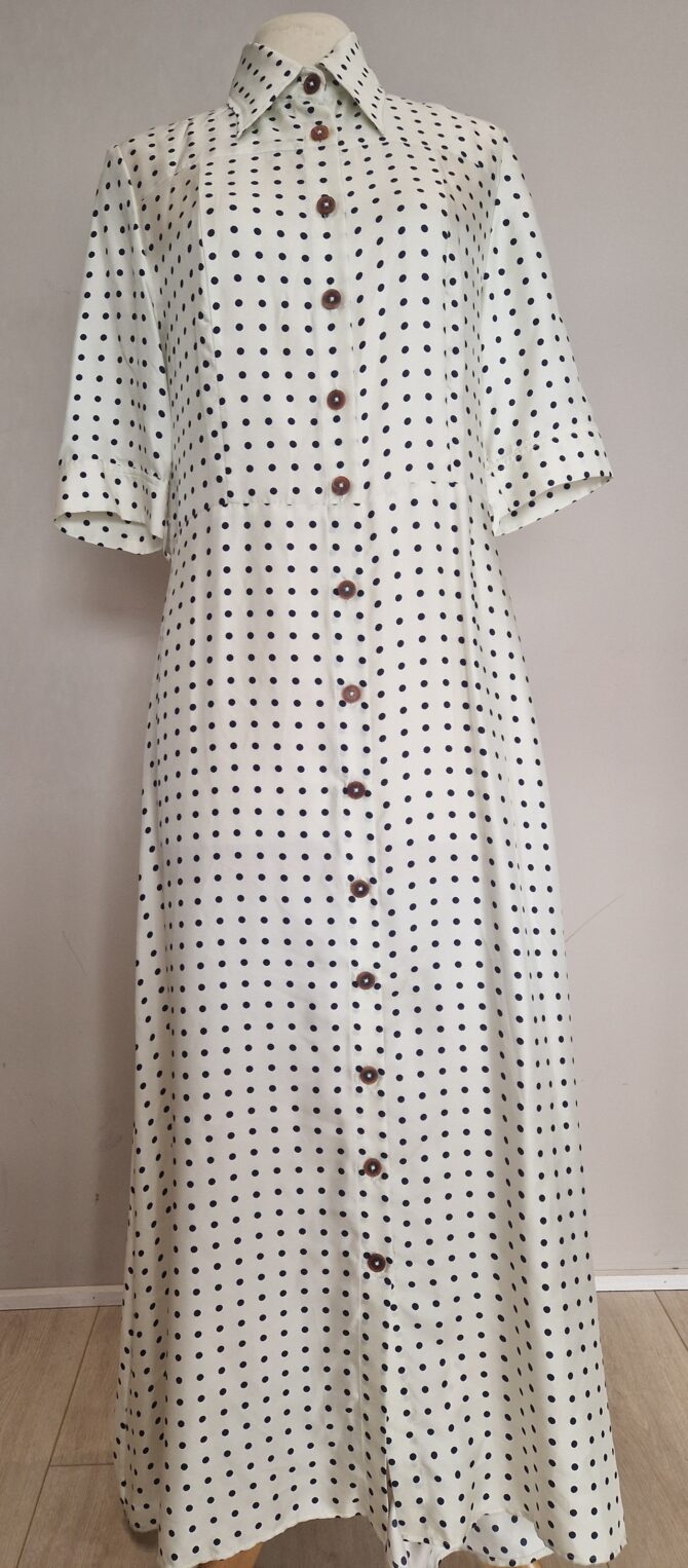 obe chemise longue en soie écrue à pois bleus La Prestic Ouiston