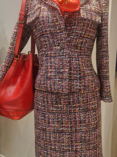 ce tailleur etro composé d'une veste et d'une jupe est en teweed multicolore