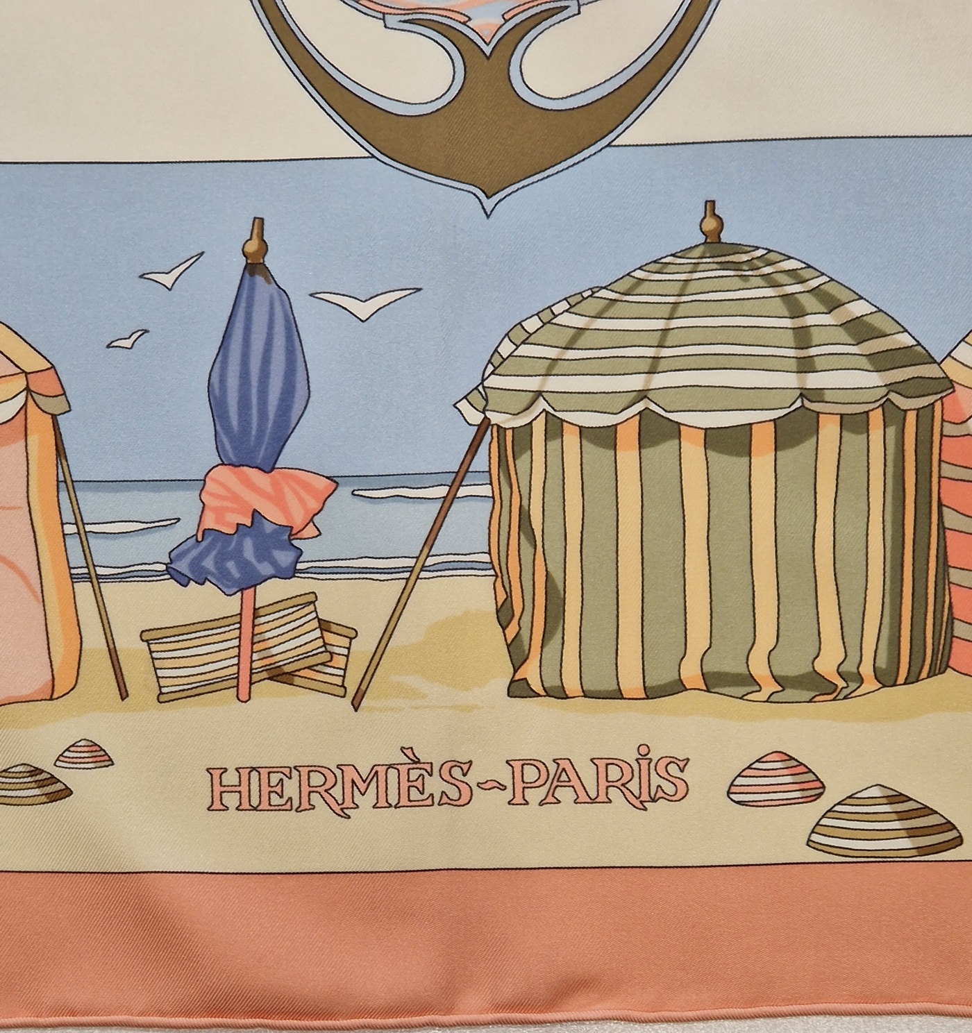 Foulard Hermès Charmes des plages normandes par Loic Dubigeon 1999 Etat neuf dans son emballage d'origine – Image 6