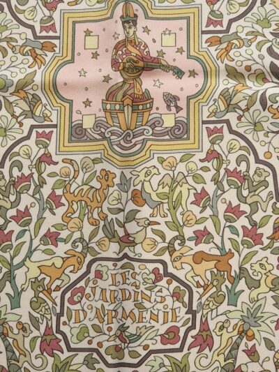 Carré Hermès Les Jardins d’Arménie 2005 par Karen Petrossian en soie rose et multicolore