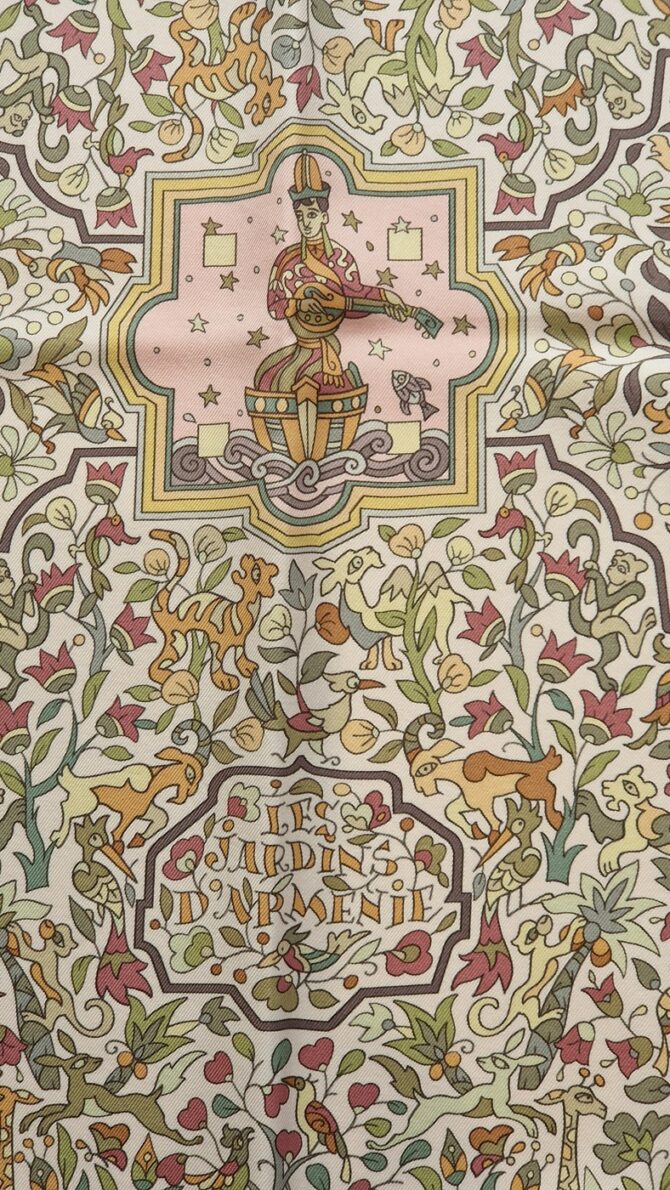 Carré Hermès Les Jardins d’Arménie 2005 par Karen Petrossian en soie rose et multicolore