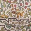 Carré Hermès Les Jardins d’Arménie 2005 par Karen Petrossian en soie rose et multicolore
