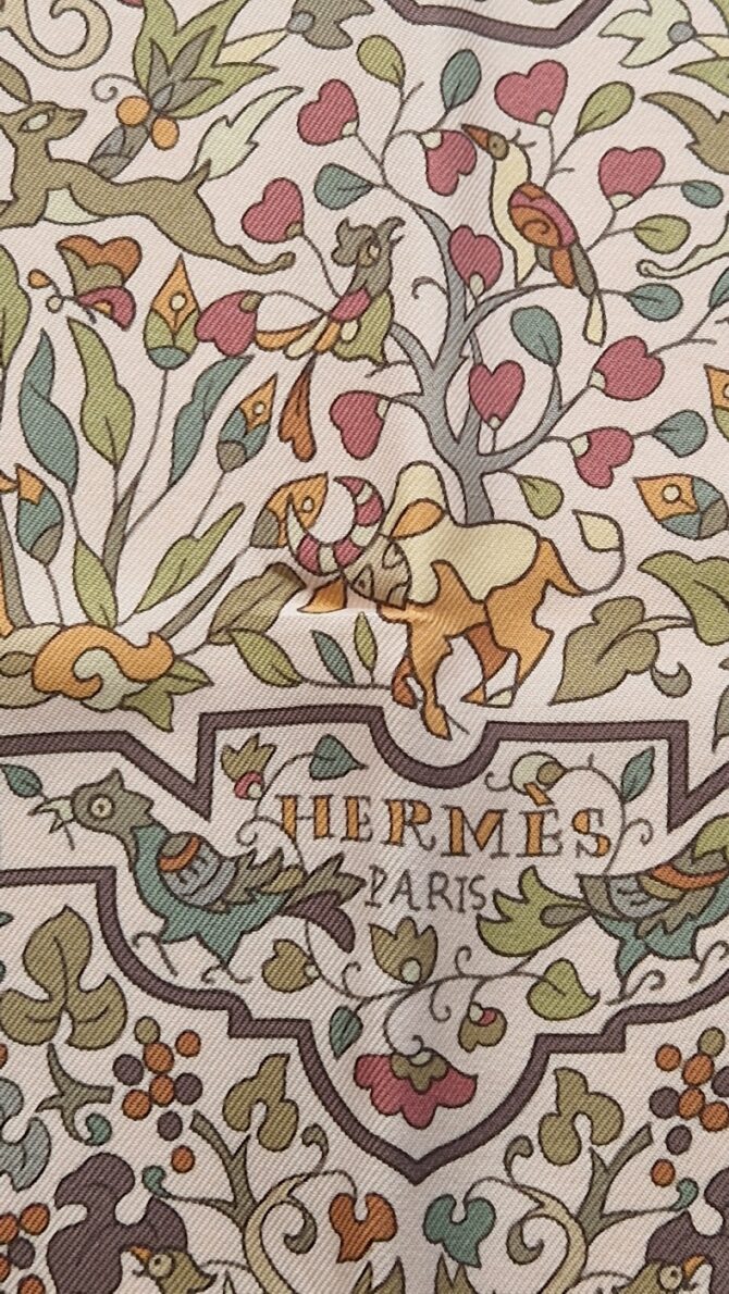 Carré Hermès Les Jardins d’Arménie 2005 par Karen Petrossian en soie rose et multicolore