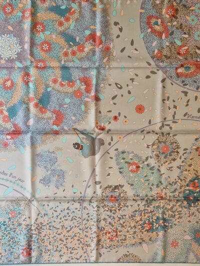 Carré Hermès Offrandes d’un jour 90 x 90 cm en soie, délicats coloris pastel.