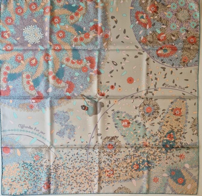 Carré Hermès Offrandes d’un jour 90 x 90 cm en soie, délicats coloris pastel.