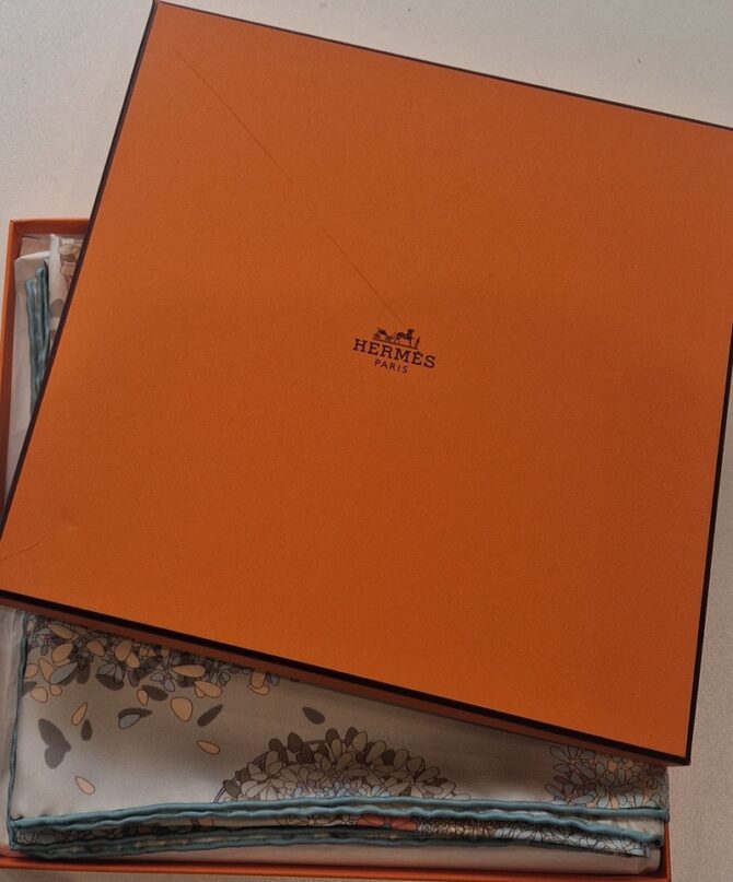 Carré Hermès Offrandes d’un jour par Dimitri Rybaltchenko, unique édition de 2008. Livré dans sa boîte – Image 2