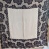 Châle Christian Dior en soie ivoire avec motif floral noir façon dentelle Chantilly, circa 1988–1992