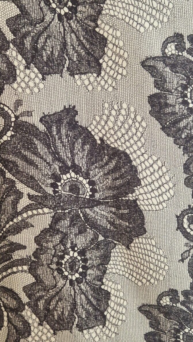 détail dentelles châle en soie dior , il est en soie ivoire avec motif floral noir façon dentelle Chantilly, circa 1988–1992 ,