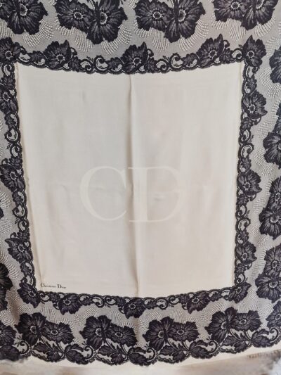 Châle Christian Dior en soie ivoire avec motif floral noir façon dentelle Chantilly, circa 1988–1992