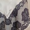 châle en soie dior , il est en soie ivoire avec motif floral noir façon dentelle Chantilly, circa 1988–1992 , vue de dos