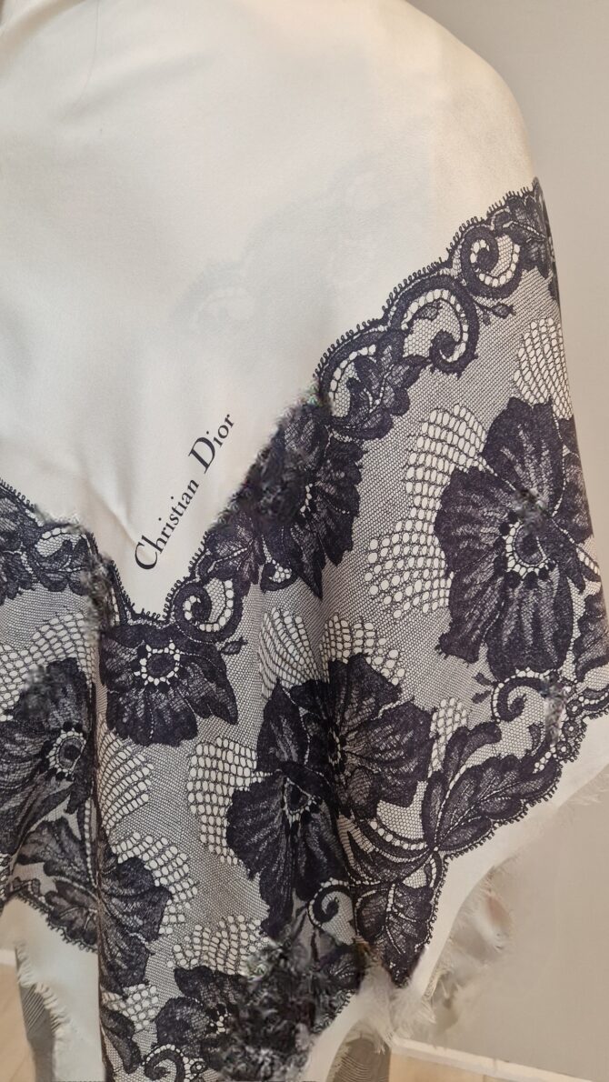 châle en soie dior , il est en soie ivoire avec motif floral noir façon dentelle Chantilly, circa 1988–1992 , vue de dos