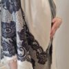 châle en soie dior , il est en soie ivoire avec motif floral noir façon dentelle Chantilly, circa 1988–1992
