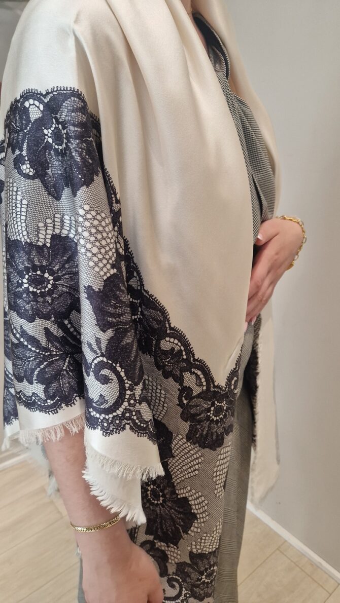 châle en soie dior , il est en soie ivoire avec motif floral noir façon dentelle Chantilly, circa 1988–1992