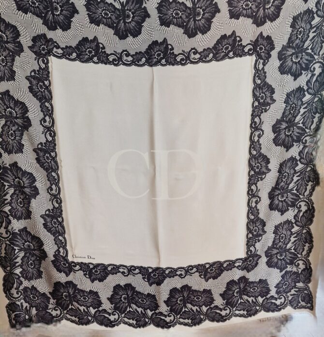 châle en soie dior , il est en soie ivoire avec motif floral noir façon dentelle Chantilly, circa 1988–1992