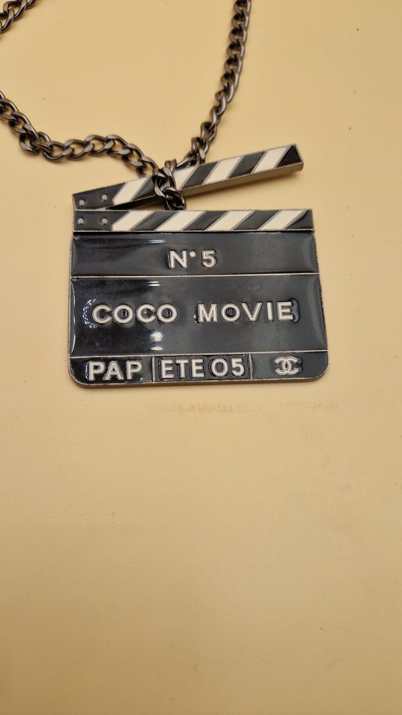 Pendentif Chanel “Coco Movie” en métal ruthénium et émail noir et blanc, collection Prêt-à-Porter Été 2005.