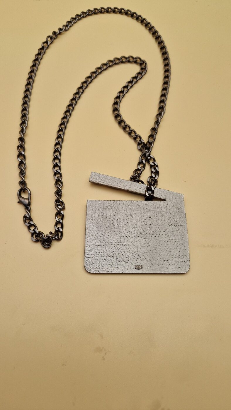 Pendentif Chanel “Coco Movie” en métal ruthénium et émail noir et blanc, collection Prêt-à-Porter Été 2005.