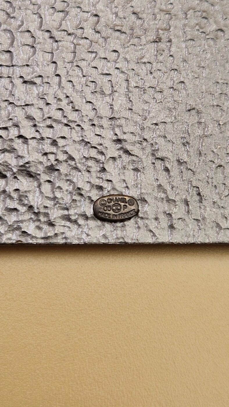 Pendentif Chanel “Coco Movie” en métal ruthénium et émail noir et blanc, collection Prêt-à-Porter Été 2005.