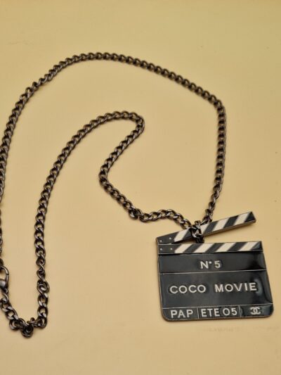 Pendentif Chanel “Coco Movie” en métal ruthénium et émail noir et blanc, collection Prêt-à-Porter Été 2005.