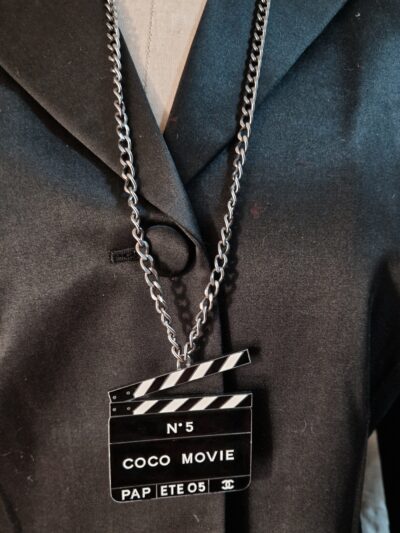 Pendentif Chanel “Coco Movie” en métal ruthénium et émail noir et blanc, collection Prêt-à-Porter Été 2005.