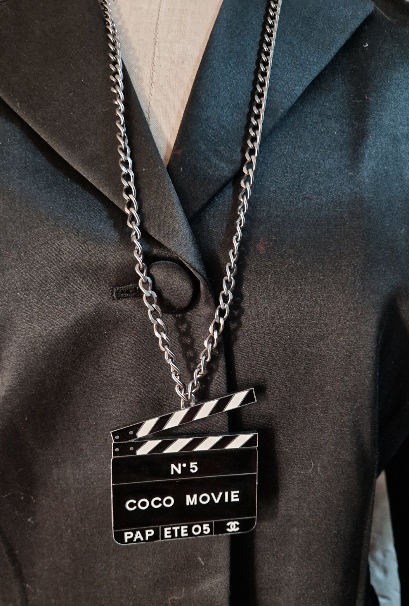 Pendentif Chanel “Coco Movie” en métal ruthénium et émail noir et blanc, collection Prêt-à-Porter Été 2005.