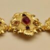 Bracelet Christian Lacroix doré baroque avec pierres rouges, bleues et ambrées, signé Made in France, dans sa boîte d’origine.