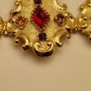 Bracelet Christian Lacroix doré baroque avec pierres rouges, bleues et ambrées, signé Made in France, dans sa boîte d’origine.