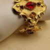 Bracelet Christian Lacroix doré baroque avec pierres rouges, bleues et ambrées, signé Made in France, dans sa boîte d’origine.