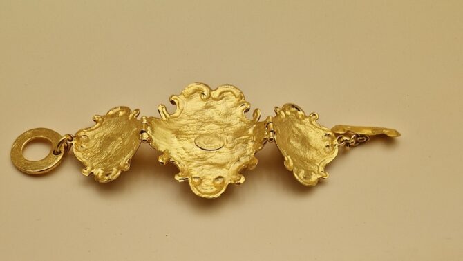 Bracelet Christian Lacroix doré baroque avec pierres rouges, bleues et ambrées, signé Made in France, dans sa boîte d’origine.