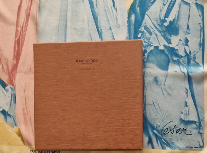 Carré en soie Louis Vuitton par César, édition limitée – Image 4