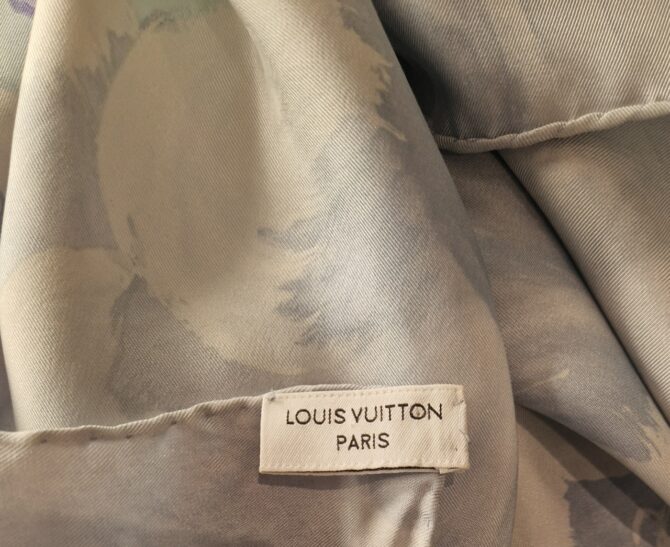 Carré Louis Vuitton en soie, au motif  ronde aérienne et maritime, livré dans sa boîte – Image 6