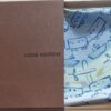 Carré Louis Vuitton en soie motif voyage avec avions, trains et bateaux sur fond bleu ciel boîte