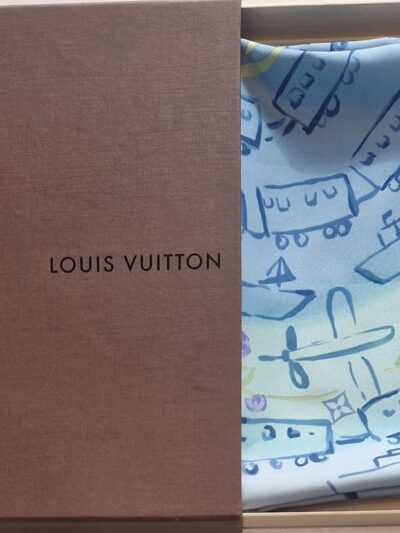 Carré Louis Vuitton en soie motif voyage avec avions, trains et bateaux sur fond bleu ciel boîte