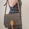 Sac Louis Vuitton Cartouchière MM en toile Monogram et cuir naturel, modèle vintage des années 1980.