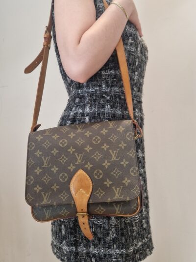 Sac Louis Vuitton Cartouchière MM en toile Monogram et cuir naturel, modèle vintage des années 1980.