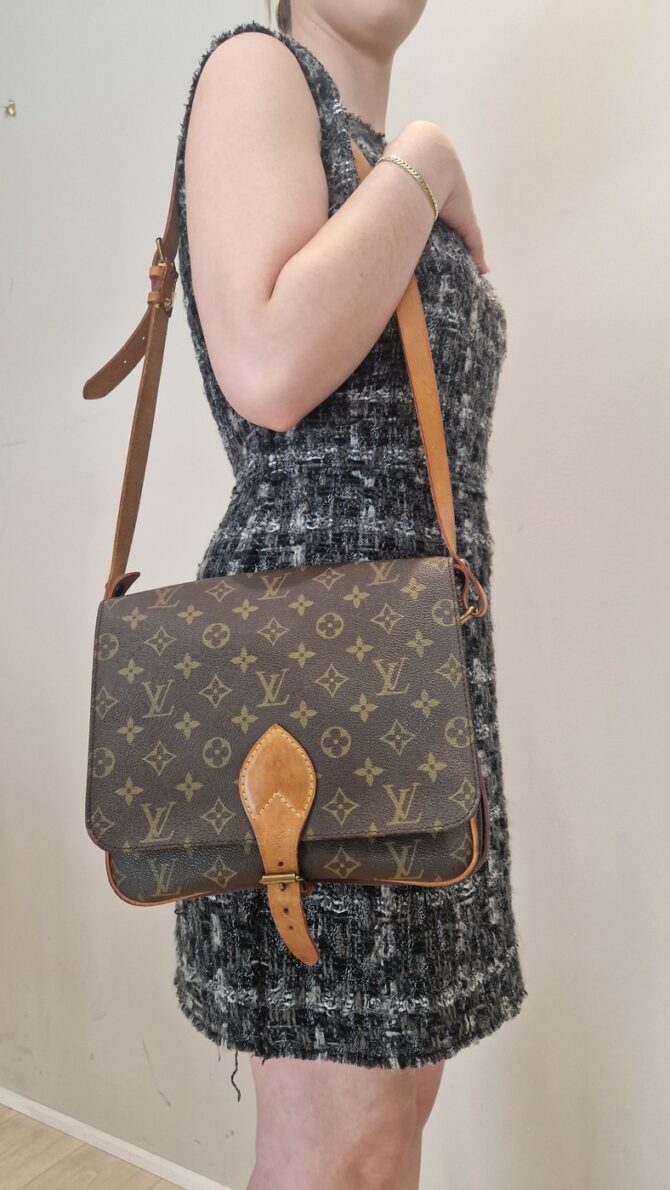 Sac Louis Vuitton Cartouchière MM en toile Monogram et cuir naturel, modèle vintage des années 1980.