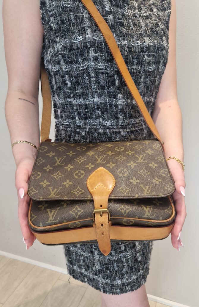 Sac Louis Vuitton Cartouchière MM – Toile Monogram et cuir naturel (circa 1980s) – Image 2