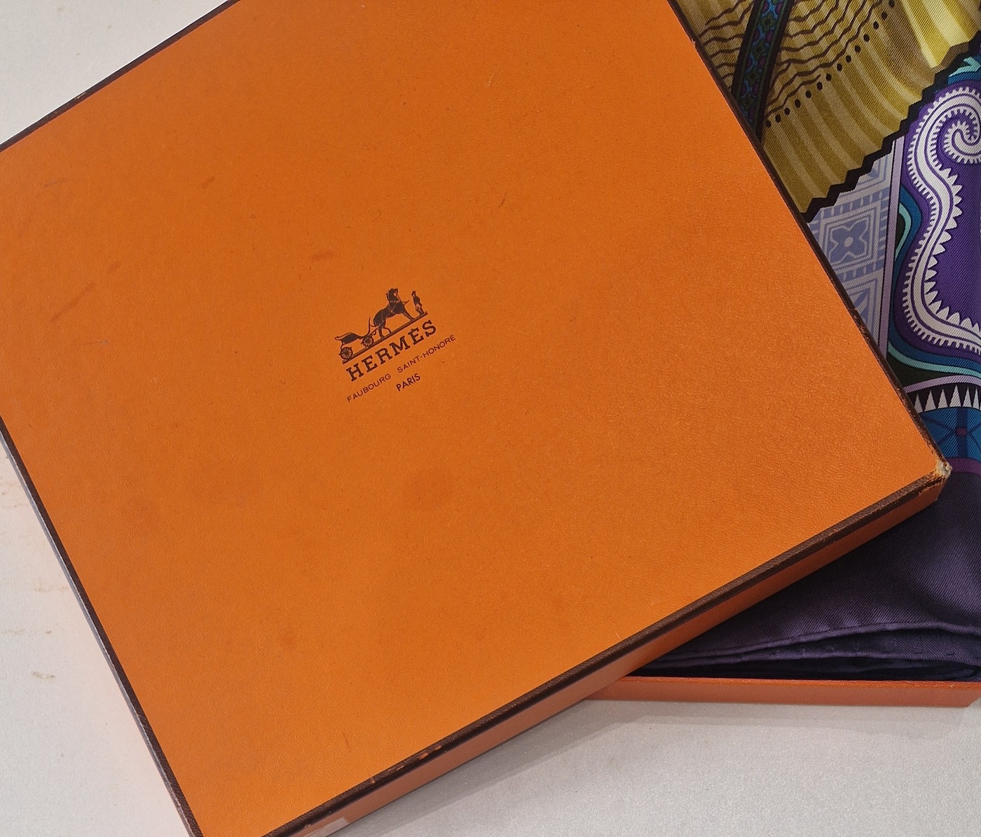 carre hermès cent plis de miao dans sa boîte