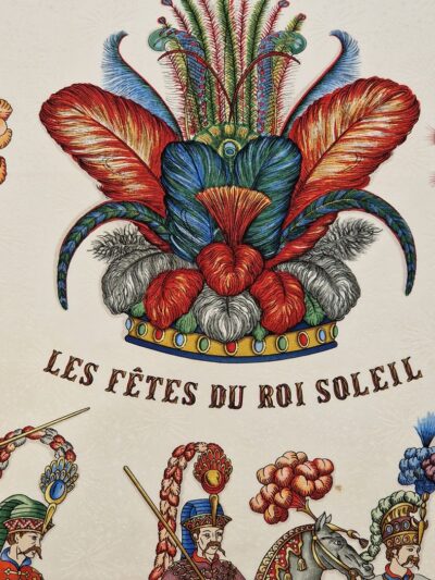 Carré Hermès Les Fêtes du Roi Soleil 1994 par Michel Duchêne, fond blanc et bord bleu marine.