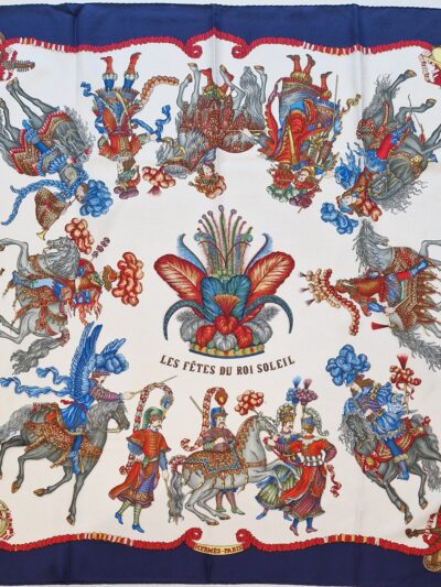 Carré Hermès Les Fêtes du Roi Soleil 1994 par Michel Duchêne, fond blanc et bord bleu marine.