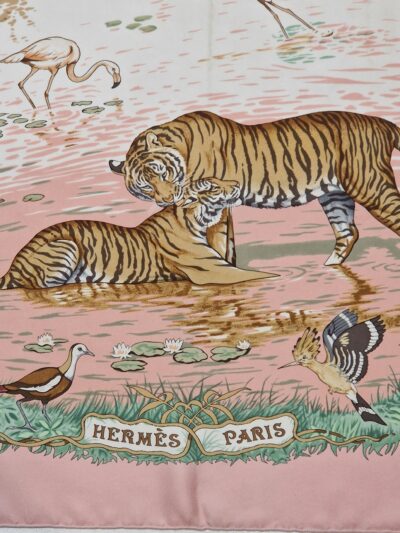 Carré Hermès La Trêve de l’Eau par Robert Dallet, édition 2005, soie rose et verte avec tigres et animaux de la savane.