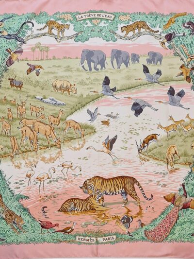Carré Hermès La Trêve de l’Eau par Robert Dallet, édition 2005, soie rose et verte avec tigres et animaux de la savane.