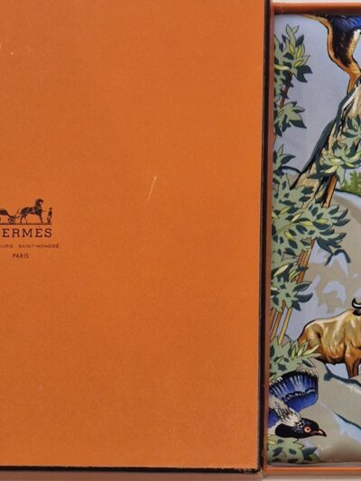 carré hermès en soie sichuan par robert dallet panda, leopard des neiges dans la boîte