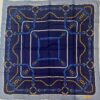 Carré Must de Cartier vintage 1990 en soie bleu marine à motif de sangles et chaînes dorées, état neuf.