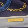 Carré Must de Cartier vintage 1990 en soie bleu marine à motif de sangles et chaînes dorées, état neuf.